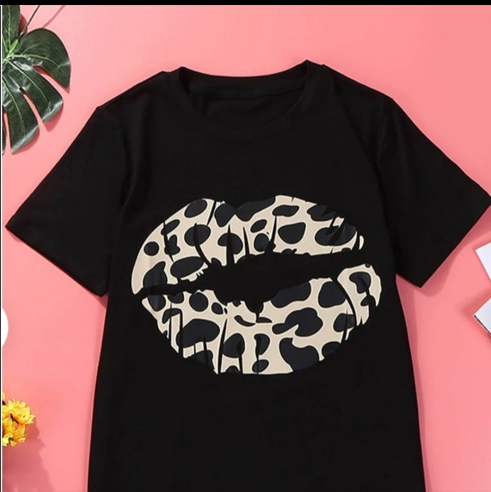 Women's black crew neck graphic leopard print lips